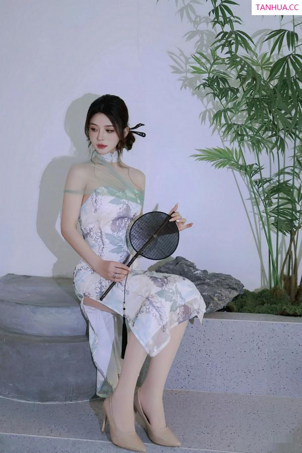   [XiuRen]高清写真图 2025.08.27 No.10694 阿依莎 浅色古风第19张图片